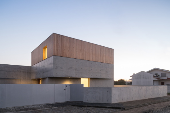 Baunetz, Meldung, Architektur, architecture, 2017, Portugal, Porto, Avanca, Estarreja, nu.ma, Nuno Silva, Villa, Haus, Einfamilienhaus, Gewerbegebiet, house, residential, living, Sichtbeton, Kiste, klar, hart, Kante, concrete, ITS, Ivo Tavares Studio