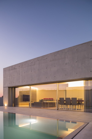 Baunetz, Meldung, Architektur, architecture, 2017, Portugal, Porto, Avanca, Estarreja, nu.ma, Nuno Silva, Villa, Haus, Einfamilienhaus, Gewerbegebiet, house, residential, living, Sichtbeton, Kiste, klar, hart, Kante, concrete, ITS, Ivo Tavares Studio