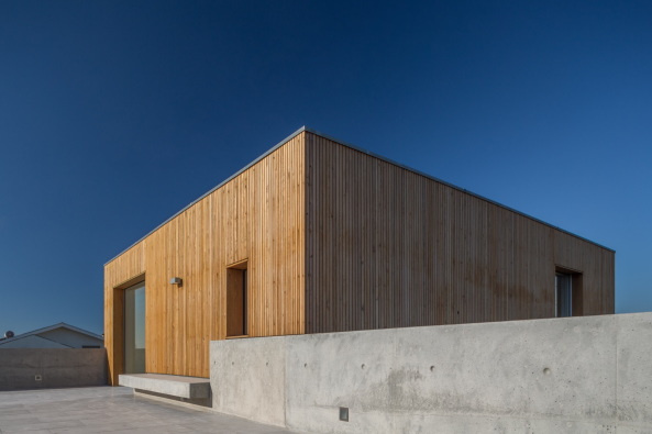 Baunetz, Meldung, Architektur, architecture, 2017, Portugal, Porto, Avanca, Estarreja, nu.ma, Nuno Silva, Villa, Haus, Einfamilienhaus, Gewerbegebiet, house, residential, living, Sichtbeton, Kiste, klar, hart, Kante, concrete, ITS, Ivo Tavares Studio