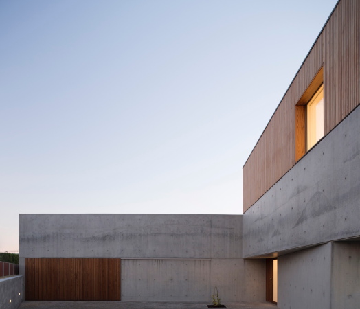 Baunetz, Meldung, Architektur, architecture, 2017, Portugal, Porto, Avanca, Estarreja, nu.ma, Nuno Silva, Villa, Haus, Einfamilienhaus, Gewerbegebiet, house, residential, living, Sichtbeton, Kiste, klar, hart, Kante, concrete, ITS, Ivo Tavares Studio