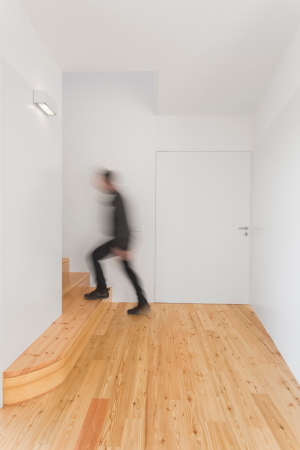 Baunetz, Meldung, Architektur, architecture, 2017, Portugal, Porto, Avanca, Estarreja, nu.ma, Nuno Silva, Villa, Haus, Einfamilienhaus, Gewerbegebiet, house, residential, living, Sichtbeton, Kiste, klar, hart, Kante, concrete, ITS, Ivo Tavares Studio