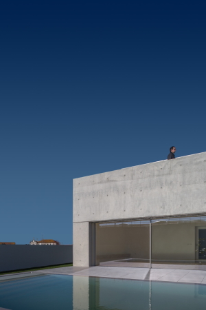 Baunetz, Meldung, Architektur, architecture, 2017, Portugal, Porto, Avanca, Estarreja, nu.ma, Nuno Silva, Villa, Haus, Einfamilienhaus, Gewerbegebiet, house, residential, living, Sichtbeton, Kiste, klar, hart, Kante, concrete, ITS, Ivo Tavares Studio