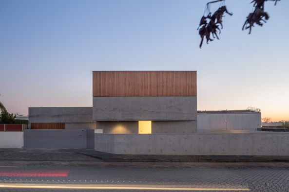 Baunetz, Meldung, Architektur, architecture, 2017, Portugal, Porto, Avanca, Estarreja, nu.ma, Nuno Silva, Villa, Haus, Einfamilienhaus, Gewerbegebiet, house, residential, living, Sichtbeton, Kiste, klar, hart, Kante, concrete, ITS, Ivo Tavares Studio