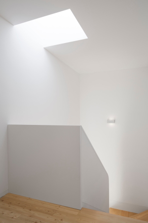 Baunetz, Meldung, Architektur, architecture, 2017, Portugal, Porto, Avanca, Estarreja, nu.ma, Nuno Silva, Villa, Haus, Einfamilienhaus, Gewerbegebiet, house, residential, living, Sichtbeton, Kiste, klar, hart, Kante, concrete, ITS, Ivo Tavares Studio