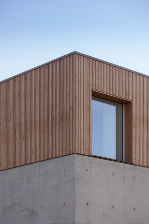 Baunetz, Meldung, Architektur, architecture, 2017, Portugal, Porto, Avanca, Estarreja, nu.ma, Nuno Silva, Villa, Haus, Einfamilienhaus, Gewerbegebiet, house, residential, living, Sichtbeton, Kiste, klar, hart, Kante, concrete, ITS, Ivo Tavares Studio