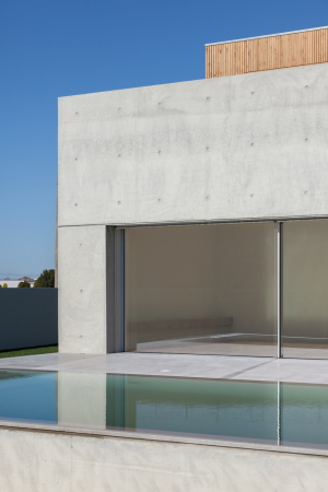 Baunetz, Meldung, Architektur, architecture, 2017, Portugal, Porto, Avanca, Estarreja, nu.ma, Nuno Silva, Villa, Haus, Einfamilienhaus, Gewerbegebiet, house, residential, living, Sichtbeton, Kiste, klar, hart, Kante, concrete, ITS, Ivo Tavares Studio