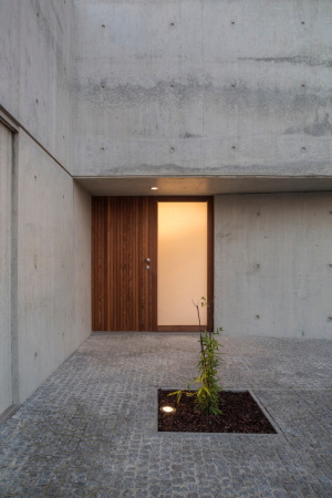 Baunetz, Meldung, Architektur, architecture, 2017, Portugal, Porto, Avanca, Estarreja, nu.ma, Nuno Silva, Villa, Haus, Einfamilienhaus, Gewerbegebiet, house, residential, living, Sichtbeton, Kiste, klar, hart, Kante, concrete, ITS, Ivo Tavares Studio