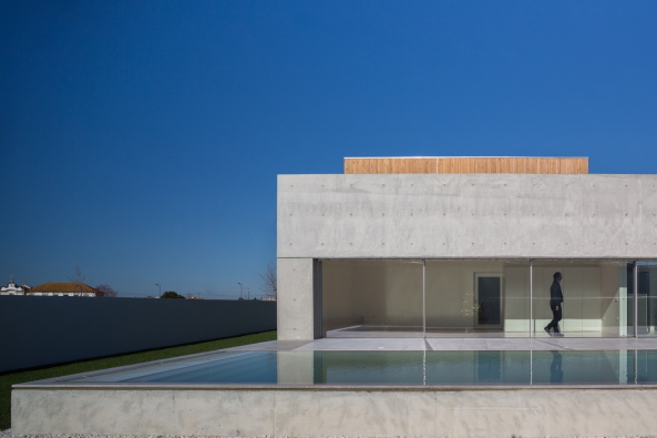 Baunetz, Meldung, Architektur, architecture, 2017, Portugal, Porto, Avanca, Estarreja, nu.ma, Nuno Silva, Villa, Haus, Einfamilienhaus, Gewerbegebiet, house, residential, living, Sichtbeton, Kiste, klar, hart, Kante, concrete, ITS, Ivo Tavares Studio