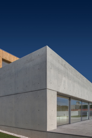Baunetz, Meldung, Architektur, architecture, 2017, Portugal, Porto, Avanca, Estarreja, nu.ma, Nuno Silva, Villa, Haus, Einfamilienhaus, Gewerbegebiet, house, residential, living, Sichtbeton, Kiste, klar, hart, Kante, concrete, ITS, Ivo Tavares Studio