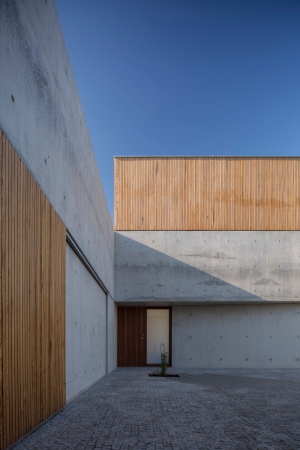 Baunetz, Meldung, Architektur, architecture, 2017, Portugal, Porto, Avanca, Estarreja, nu.ma, Nuno Silva, Villa, Haus, Einfamilienhaus, Gewerbegebiet, house, residential, living, Sichtbeton, Kiste, klar, hart, Kante, concrete, ITS, Ivo Tavares Studio
