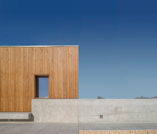 Baunetz, Meldung, Architektur, architecture, 2017, Portugal, Porto, Avanca, Estarreja, nu.ma, Nuno Silva, Villa, Haus, Einfamilienhaus, Gewerbegebiet, house, residential, living, Sichtbeton, Kiste, klar, hart, Kante, concrete, ITS, Ivo Tavares Studio