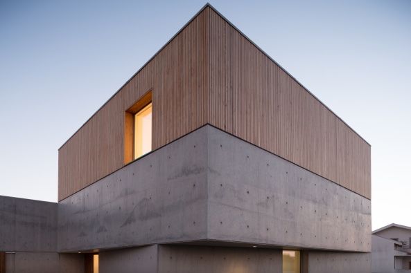 Baunetz, Meldung, Architektur, architecture, 2017, Portugal, Porto, Avanca, Estarreja, nu.ma, Nuno Silva, Villa, Haus, Einfamilienhaus, Gewerbegebiet, house, residential, living, Sichtbeton, Kiste, klar, hart, Kante, concrete, ITS, Ivo Tavares Studio