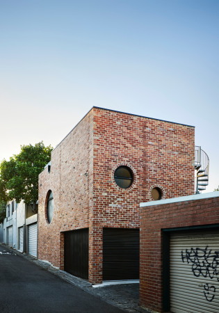 Baunetz, Meldung, Architektur, architecture, 2017, Brickface, House, Haus, living, housing, private, residential, Garten, garden, backyard, Hinterhof, Verdichtung, Nachverdichtung, suburb, Austin Maynard, Australien, Australia, Melbourne, Richmond, Backstein, red brick, colour, farbe, Witz, Humor, fun, Flexibilitt, Nutzung, flexible, use, laneway, Mark Austin, Tess Kelly