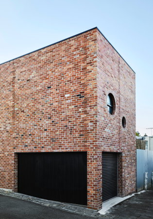 Baunetz, Meldung, Architektur, architecture, 2017, Brickface, House, Haus, living, housing, private, residential, Garten, garden, backyard, Hinterhof, Verdichtung, Nachverdichtung, suburb, Austin Maynard, Australien, Australia, Melbourne, Richmond, Backstein, red brick, colour, farbe, Witz, Humor, fun, Flexibilitt, Nutzung, flexible, use, laneway, Mark Austin, Tess Kelly