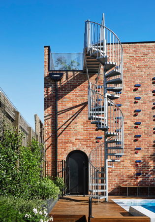 Baunetz, Meldung, Architektur, architecture, 2017, Brickface, House, Haus, living, housing, private, residential, Garten, garden, backyard, Hinterhof, Verdichtung, Nachverdichtung, suburb, Austin Maynard, Australien, Australia, Melbourne, Richmond, Backstein, red brick, colour, farbe, Witz, Humor, fun, Flexibilitt, Nutzung, flexible, use, laneway, Mark Austin, Tess Kelly