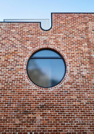 Baunetz, Meldung, Architektur, architecture, 2017, Brickface, House, Haus, living, housing, private, residential, Garten, garden, backyard, Hinterhof, Verdichtung, Nachverdichtung, suburb, Austin Maynard, Australien, Australia, Melbourne, Richmond, Backstein, red brick, colour, farbe, Witz, Humor, fun, Flexibilitt, Nutzung, flexible, use, laneway, Mark Austin, Tess Kelly