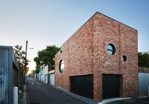Baunetz, Meldung, Architektur, architecture, 2017, Brickface, House, Haus, living, housing, private, residential, Garten, garden, backyard, Hinterhof, Verdichtung, Nachverdichtung, suburb, Austin Maynard, Australien, Australia, Melbourne, Richmond, Backstein, red brick, colour, farbe, Witz, Humor, fun, Flexibilitt, Nutzung, flexible, use, laneway, Mark Austin, Tess Kelly