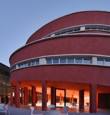 Baunetz, Meldungen, News, Architektur, architecture, Italien, Italiy, Sdtirol, Bozen, EURAC, Research, Forschung, Caf, Speisesaal, Essen, Trinken, Campus, Speisesaal, Roland Baldi, Elena Casati, Drususallee, Ex-GIL-Gebude, Giovent Italiana del Littorio, Faschismus, Mussolini, Mansutti e Miozzo, Opera Nazionale Balilla, faschistische Jugend, Supermarkt, Pornokino, Architekturwettbewerb, Klaus Kada, Graz, Denkmalschutz, Stahl, Beton, Glas, zeitgenssische Architektur, historisch, Pompeji-Rot, Auditorium, Oskar Da Riz, Forschungszentrum