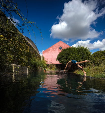 Baunetz, Meldung, Architektur, architecture, 2016, 2017, Portugal, portuguese, portugiesisch, Vendas de Azeito, Red House, Extrastudio, Lissabon, Lisboa, Villa, Einfamilienhaus, residential, living, house, Dorf, Village, plaster, mortar, Mrtel, rot, red, Altbau, Umbau, Umnutzung, old building, redesign, redevelopment, Fernando Guerra, FG+SG