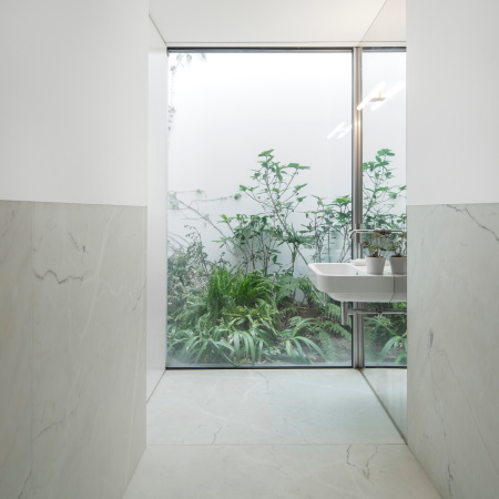 Baunetz, Meldung, Architektur, architecture, 2016, 2017, Portugal, portuguese, portugiesisch, Vendas de Azeito, Red House, Extrastudio, Lissabon, Lisboa, Villa, Einfamilienhaus, residential, living, house, Dorf, Village, plaster, mortar, Mrtel, rot, red, Altbau, Umbau, Umnutzung, old building, redesign, redevelopment, Fernando Guerra, FG+SG