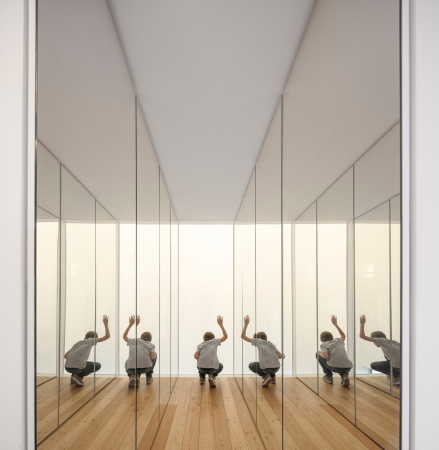 Baunetz, Meldung, Architektur, architecture, 2016, 2017, Portugal, portuguese, portugiesisch, Vendas de Azeito, Red House, Extrastudio, Lissabon, Lisboa, Villa, Einfamilienhaus, residential, living, house, Dorf, Village, plaster, mortar, Mrtel, rot, red, Altbau, Umbau, Umnutzung, old building, redesign, redevelopment, Fernando Guerra, FG+SG