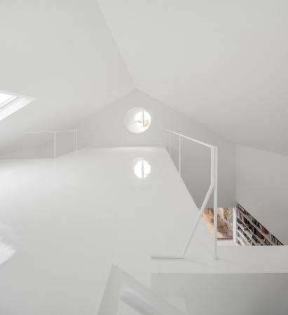 Baunetz, Meldung, Architektur, architecture, 2016, 2017, Portugal, portuguese, portugiesisch, Vendas de Azeito, Red House, Extrastudio, Lissabon, Lisboa, Villa, Einfamilienhaus, residential, living, house, Dorf, Village, plaster, mortar, Mrtel, rot, red, Altbau, Umbau, Umnutzung, old building, redesign, redevelopment, Fernando Guerra, FG+SG