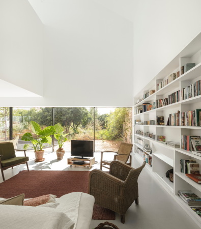 Baunetz, Meldung, Architektur, architecture, 2016, 2017, Portugal, portuguese, portugiesisch, Vendas de Azeito, Red House, Extrastudio, Lissabon, Lisboa, Villa, Einfamilienhaus, residential, living, house, Dorf, Village, plaster, mortar, Mrtel, rot, red, Altbau, Umbau, Umnutzung, old building, redesign, redevelopment, Fernando Guerra, FG+SG