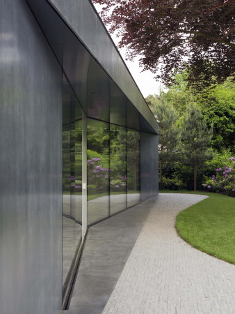 Barcode Architects, brabant, villa, wohnhaus, wohnen, rasen, glas, anthrazit, spiegel, garten, schornstein, blau, grau, schwarz, neubau, Villa X, architektur, rotterdam, niederlande, netherlands, Dirk Peters, Caro van de Venne, Christian van der Kooy