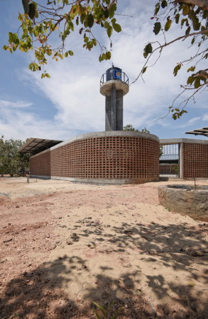 Baunetz, Architektur, Meldungen, Projekte, Sri Lanka, Parangiyamadu, Lanka Learning Center, LLC, feat.collective, Lernzentrum, Aus- und Weiterbildungszentrum, Schule, Bildungsgebude, kollaboratives Bauen, Hilfe zur Selbsthilfe, humanitre Hilfe, soziales Bauprojekt, Gemeinschaftshaus, Arrondierung, Forum, Pavillon, Ziegel, Mauerwerk, Holzlamellen, Stahlbetonskelettkonstruktion