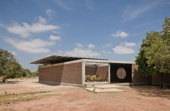 Baunetz, Architektur, Meldungen, Projekte, Sri Lanka, Parangiyamadu, Lanka Learning Center, LLC, feat.collective, Lernzentrum, Aus- und Weiterbildungszentrum, Schule, Bildungsgeb�ude, kollaboratives Bauen, Hilfe zur Selbsthilfe, humanit�re Hilfe, soziales Bauprojekt, Gemeinschaftshaus, Arrondierung, Forum, Pavillon, Ziegel, Mauerwerk, Holzlamellen, Stahlbetonskelettkonstruktion