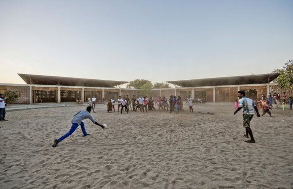 Baunetz, Architektur, Meldungen, Projekte, Sri Lanka, Parangiyamadu, Lanka Learning Center, LLC, feat.collective, Lernzentrum, Aus- und Weiterbildungszentrum, Schule, Bildungsgebude, kollaboratives Bauen, Hilfe zur Selbsthilfe, humanitre Hilfe, soziales Bauprojekt, Gemeinschaftshaus, Arrondierung, Forum, Pavillon, Ziegel, Mauerwerk, Holzlamellen, Stahlbetonskelettkonstruktion