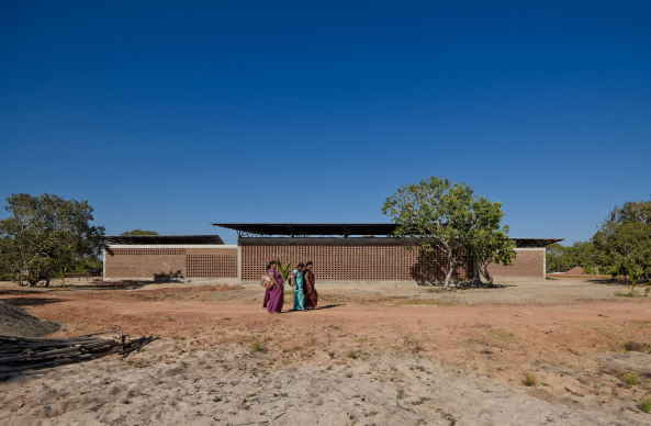 Baunetz, Architektur, Meldungen, Projekte, Sri Lanka, Parangiyamadu, Lanka Learning Center, LLC, feat.collective, Lernzentrum, Aus- und Weiterbildungszentrum, Schule, Bildungsgeb�ude, kollaboratives Bauen, Hilfe zur Selbsthilfe, humanit�re Hilfe, soziales Bauprojekt, Gemeinschaftshaus, Arrondierung, Forum, Pavillon, Ziegel, Mauerwerk, Holzlamellen, Stahlbetonskelettkonstruktion
