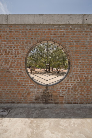 Baunetz, Architektur, Meldungen, Projekte, Sri Lanka, Parangiyamadu, Lanka Learning Center, LLC, feat.collective, Lernzentrum, Aus- und Weiterbildungszentrum, Schule, Bildungsgebude, kollaboratives Bauen, Hilfe zur Selbsthilfe, humanitre Hilfe, soziales Bauprojekt, Gemeinschaftshaus, Arrondierung, Forum, Pavillon, Ziegel, Mauerwerk, Holzlamellen, Stahlbetonskelettkonstruktion