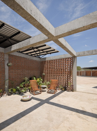 Baunetz, Architektur, Meldungen, Projekte, Sri Lanka, Parangiyamadu, Lanka Learning Center, LLC, feat.collective, Lernzentrum, Aus- und Weiterbildungszentrum, Schule, Bildungsgebude, kollaboratives Bauen, Hilfe zur Selbsthilfe, humanitre Hilfe, soziales Bauprojekt, Gemeinschaftshaus, Arrondierung, Forum, Pavillon, Ziegel, Mauerwerk, Holzlamellen, Stahlbetonskelettkonstruktion