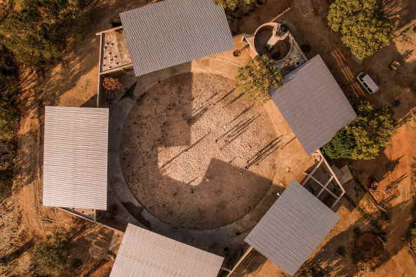 Baunetz, Architektur, Meldungen, Projekte, Sri Lanka, Parangiyamadu, Lanka Learning Center, LLC, feat.collective, Lernzentrum, Aus- und Weiterbildungszentrum, Schule, Bildungsgeb�ude, kollaboratives Bauen, Hilfe zur Selbsthilfe, humanit�re Hilfe, soziales Bauprojekt, Gemeinschaftshaus, Arrondierung, Forum, Pavillon, Ziegel, Mauerwerk, Holzlamellen, Stahlbetonskelettkonstruktion