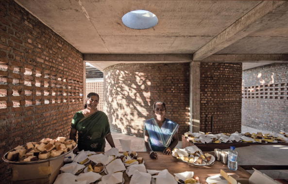 Baunetz, Architektur, Meldungen, Projekte, Sri Lanka, Parangiyamadu, Lanka Learning Center, LLC, feat.collective, Lernzentrum, Aus- und Weiterbildungszentrum, Schule, Bildungsgebude, kollaboratives Bauen, Hilfe zur Selbsthilfe, humanitre Hilfe, soziales Bauprojekt, Gemeinschaftshaus, Arrondierung, Forum, Pavillon, Ziegel, Mauerwerk, Holzlamellen, Stahlbetonskelettkonstruktion