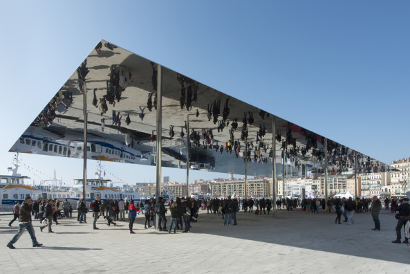 Auch hier spielen Kunst, Architektur und stdtischer Raum zusammen: spiegelnde Dachkonstruktion von Foster+Partners in Marseille, 2013