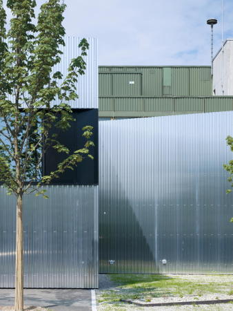 Baunetz, Meldung, 2017, Architektur, architecture, Schweiz, Thurgau, Weinfelden, Swiss, kit, kit architects, Sicherheitszentrale, Feuerwehr, Sanitter, Feuerwache, Einsatzzentrale, Ruedi Walti, Pit Brunner, Grisu, Lagerstrasse, Gaswerkstrasse, Trapezblech, Aluminium, Industriebau, Gewerbegebiet