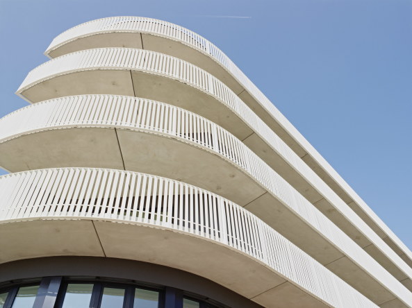 Baunetz, Meldung, Architektur, architecture, Tbingen, 2017, 2016, Friedrichstrae, Deutschland, Germany, Ackermann, Raff, Thomas Herrmann, Weier Turm, Wohnhaus, living, residential, Wohnen, Mehrfamilienhaus, Baugruppe, Baugemeinschaft, franzsische Fenster, mixed use, Gewerbe, Mischung, Arbeiten, business, Studio, Sockel, Bahnstrecke, railroad, soziale Mischung, Steinlach, Ufer