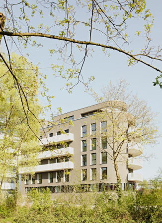 Baunetz, Meldung, Architektur, architecture, Tbingen, 2017, 2016, Friedrichstrae, Deutschland, Germany, Ackermann, Raff, Thomas Herrmann, Weier Turm, Wohnhaus, living, residential, Wohnen, Mehrfamilienhaus, Baugruppe, Baugemeinschaft, franzsische Fenster, mixed use, Gewerbe, Mischung, Arbeiten, business, Studio, Sockel, Bahnstrecke, railroad, soziale Mischung, Steinlach, Ufer