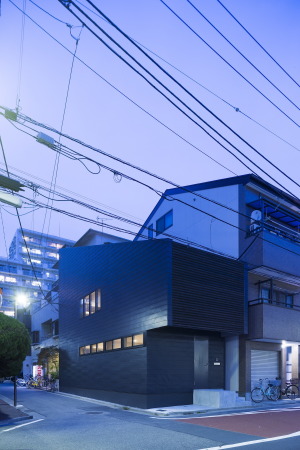 Tokio,Japan, Koto ward, Apollo Architects&Associates, Masao Nishikawa, Einfamilienhaus, Holz, Lamelle, Galvalume, Kleinheit, Kontext, Freiheit