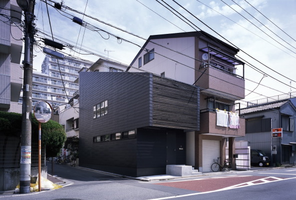 Tokio,Japan, Koto ward, Apollo Architects&Associates, Masao Nishikawa, Einfamilienhaus, Holz, Lamelle, Galvalume, Kleinheit, Kontext, Freiheit