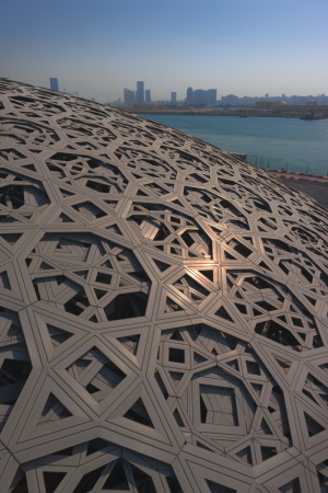 Baunetz, Meldungen, Architektur, Projekte, Vereinigte Arabische Emirate, Abu Dhabi, Saadiyat Island, Saadiyat Cultural District, Louvre Abu Dhabi, Jean Nouvel, 2017, opening November, Kunstmuseum, Museumsbau, silver dome, Kuppel, museum city, Metall, Medina, Museumsstadt, Stahl, Stahldach, Lichtregen, Gitterstruktur, Maschrabiyya