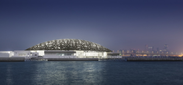 Baunetz, Meldungen, Architektur, Projekte, Vereinigte Arabische Emirate, Abu Dhabi, Saadiyat Island, Saadiyat Cultural District, Louvre Abu Dhabi, Jean Nouvel, 2017, opening November, Kunstmuseum, Museumsbau, silver dome, Kuppel, museum city, Metall, Medina, Museumsstadt, Stahl, Stahldach, Lichtregen, Gitterstruktur, Maschrabiyya