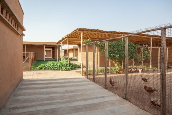 Baunetz, Meldungen, Architektur, Projekte, ZRS Architekten, Ziegert Roswag Seiler, TU Berlin, Jiyan Healing Garden, Chamchamal, Kurdistan, Irak, Jiyan Foundation for HumanRights, Therapiezentrum, Zentrum fr tiergesttzte Therapie, Traumazentrum, Traumabehandlung, Heilgarten, erster Bauabschnitt, Lehm, Uni Weimar, Campus Masters