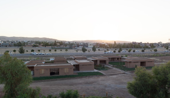 Baunetz, Meldungen, Architektur, Projekte, ZRS Architekten, Ziegert Roswag Seiler, TU Berlin, Jiyan Healing Garden, Chamchamal, Kurdistan, Irak, Jiyan Foundation for HumanRights, Therapiezentrum, Zentrum fr tiergesttzte Therapie, Traumazentrum, Traumabehandlung, Heilgarten, erster Bauabschnitt, Lehm, Uni Weimar, Campus Masters