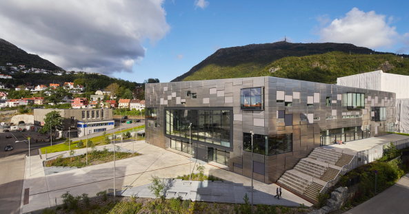 Baunetz, Meldung, Architektur, Snoehetta, Kunsthochschule, Bergen, Norwegen,  Kunst- und Designhochschule, Design, Facade, Fassade, Norway, Hufton Crow, Zaha Hadid, KMD, Architecture