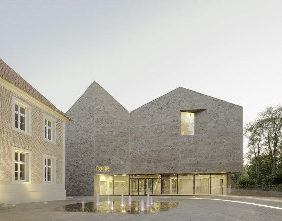 pool, leber, kult, museum, neubau, ziegel, backstein, klinker, beton, sichtbeton, stdtebau, fluss, ufer, kult, vreden, brigida gonzalez, mnsterland, nrw, 2. preis, wettbewerb, kulturzentrum, ensemble, bauen im bestand, denkmal, kunst, kultur, multifunktionsraum, stadtarchiv, bibliothek, austellung, erweiterung, umbau, sanierung,