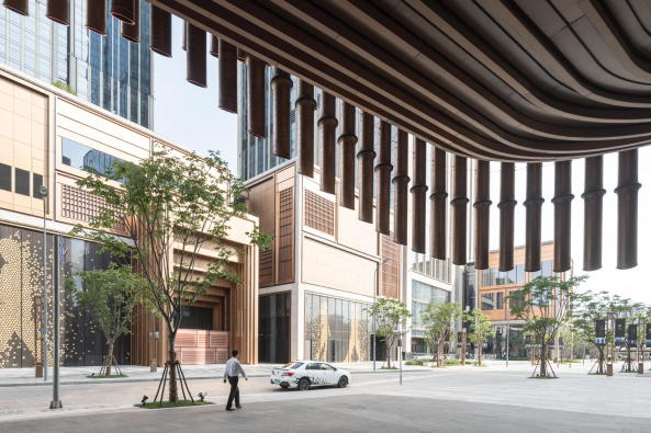 Baunetz, Architektur, Meldungen, Projekte, China, Shanghai, Bund, New Bund Finance Centre, Foster + Partners, Heatherwick Studio, Kulturzentrum, rotierende Fassade, mixed use, Multifunktionsgeb�ude, flexible Fassade, bewegliche Fassade, Fosun Foundation, Ausstellungshalle, chinesisches Theater, beweglicher Vorhang, Vorhangfassade, Magnesiumlegierung, Bronzerohre, Laurian Ghinitoiu