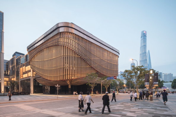 Baunetz, Architektur, Meldungen, Projekte, China, Shanghai, Bund, New Bund Finance Centre, Foster + Partners, Heatherwick Studio, Kulturzentrum, rotierende Fassade, mixed use, Multifunktionsgeb�ude, flexible Fassade, bewegliche Fassade, Fosun Foundation, Ausstellungshalle, chinesisches Theater, beweglicher Vorhang, Vorhangfassade, Magnesiumlegierung, Bronzerohre, Laurian Ghinitoiu